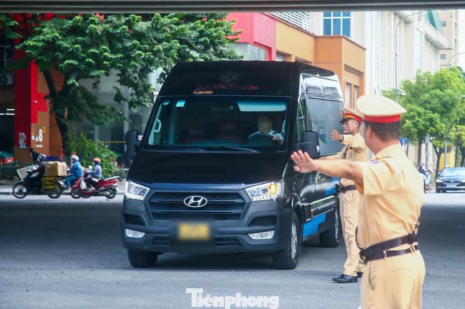 CSGT Hà Nội ghi hình xử phạt hàng loạt xe limousine vi phạm CSGT Hà Nội ghi hình xử phạt hàng loạt xe limousine vi phạm