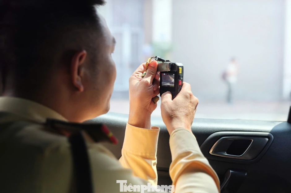 CSGT Hà Nội ghi hình xử phạt hàng loạt xe limousine vi phạm CSGT Hà Nội ghi hình xử phạt hàng loạt xe limousine vi phạm