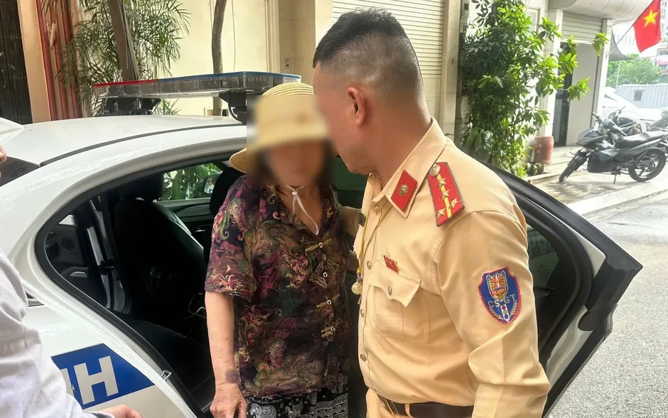 CSGT Hà Nội hỗ trợ cụ bà đi lạc về với gia đình an toàn CSGT Hà Nội hỗ trợ cụ bà đi lạc về với gia đình an toàn