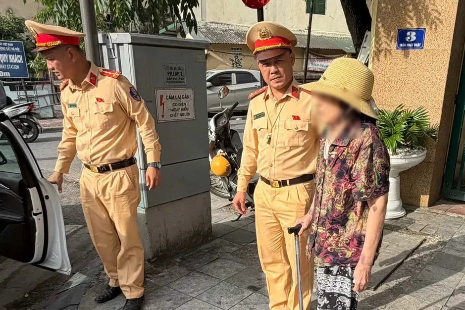 CSGT Hà Nội hỗ trợ cụ bà đi lạc về với gia đình an toàn CSGT Hà Nội hỗ trợ cụ bà đi lạc về với gia đình an toàn