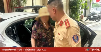 CSGT Hà Nội hỗ trợ cụ bà đi lạc về với gia đình an toàn