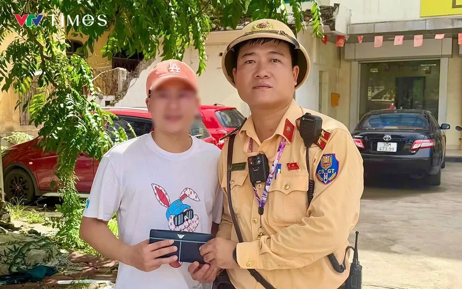 CSGT Hà Nội hỗ trợ người dân nhận lại giấy tờ tùy thân và gần 30 triệu đồng