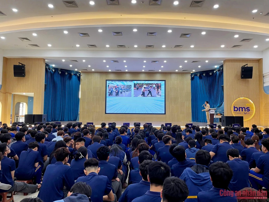 CSGT Hà Nội hướng dẫn kỹ năng tham gia giao thông cho học sinh phổ thông CSGT Hà Nội hướng dẫn kỹ năng tham gia giao thông cho học sinh phổ thông