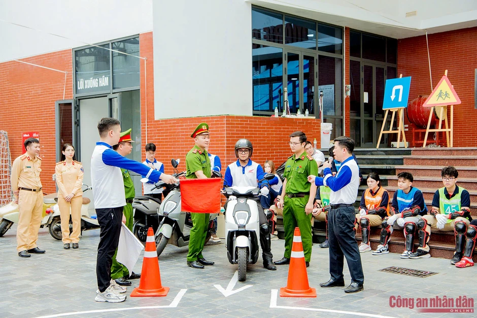 CSGT Hà Nội hướng dẫn kỹ năng tham gia giao thông cho học sinh phổ thông CSGT Hà Nội hướng dẫn kỹ năng tham gia giao thông cho học sinh phổ thông