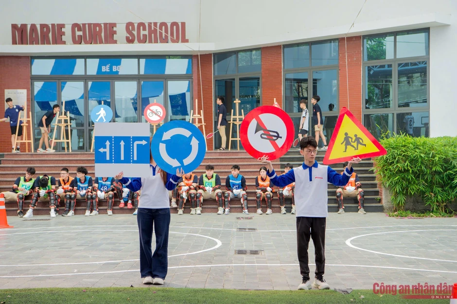 CSGT Hà Nội hướng dẫn kỹ năng tham gia giao thông cho học sinh phổ thông CSGT Hà Nội hướng dẫn kỹ năng tham gia giao thông cho học sinh phổ thông