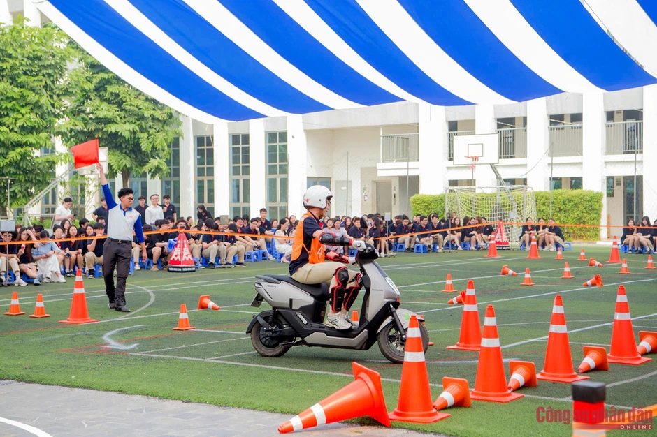 CSGT Hà Nội hướng dẫn kỹ năng tham gia giao thông cho học sinh phổ thông CSGT Hà Nội hướng dẫn kỹ năng tham gia giao thông cho học sinh phổ thông