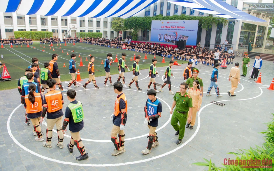 CSGT Hà Nội hướng dẫn kỹ năng tham gia giao thông cho học sinh phổ thông CSGT Hà Nội hướng dẫn kỹ năng tham gia giao thông cho học sinh phổ thông