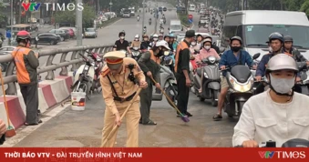 CSGT Hà Nội khẩn trương xử lý vết dầu loang trên cầu vượt, bảo đảm an toàn giao thông