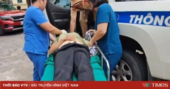 CSGT Hà Nội kịp thời hỗ trợ người phụ nữ bị ngất bên đường đi cấp cứu