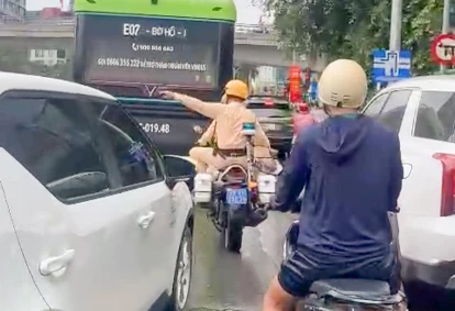 CSGT Hà Nội kịp thời hỗ trợ sản phụ chuyển dạ đến bệnh viện an toàn CSGT Hà Nội kịp thời hỗ trợ sản phụ chuyển dạ đến bệnh viện an toàn