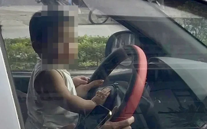 CSGT Hà Nội làm việc với tài xế để trẻ nhỏ ngồi trước vô lăng khi phương tiện đang di chuyển CSGT Hà Nội làm việc với tài xế để trẻ nhỏ ngồi trước vô lăng khi phương tiện đang di chuyển