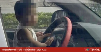 CSGT Hà Nội làm việc với tài xế để trẻ nhỏ ngồi trước vô lăng khi phương tiện đang di chuyển