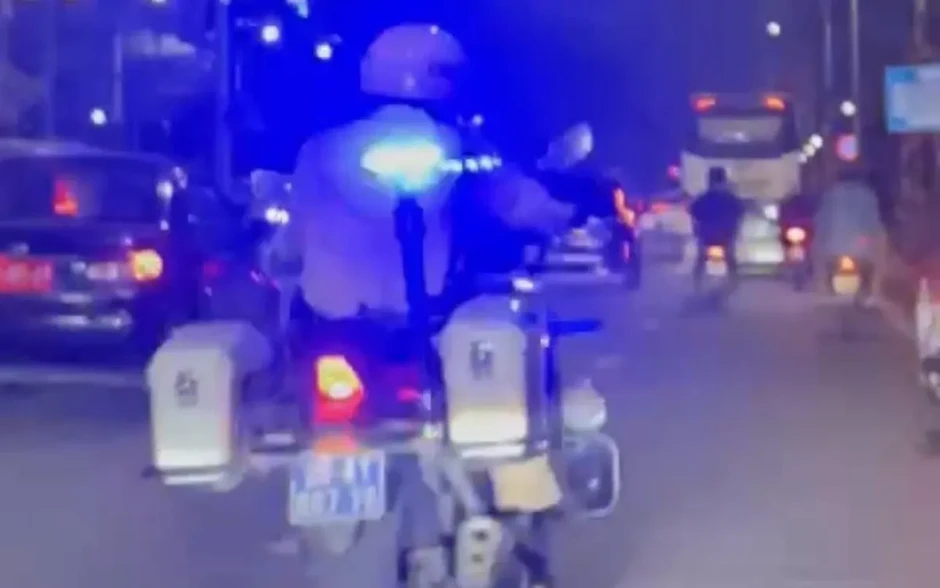 CSGT Hà Nội mở đường đưa cháu bé đi cấp cứu trong giờ cao điểm CSGT Hà Nội mở đường đưa cháu bé đi cấp cứu trong giờ cao điểm