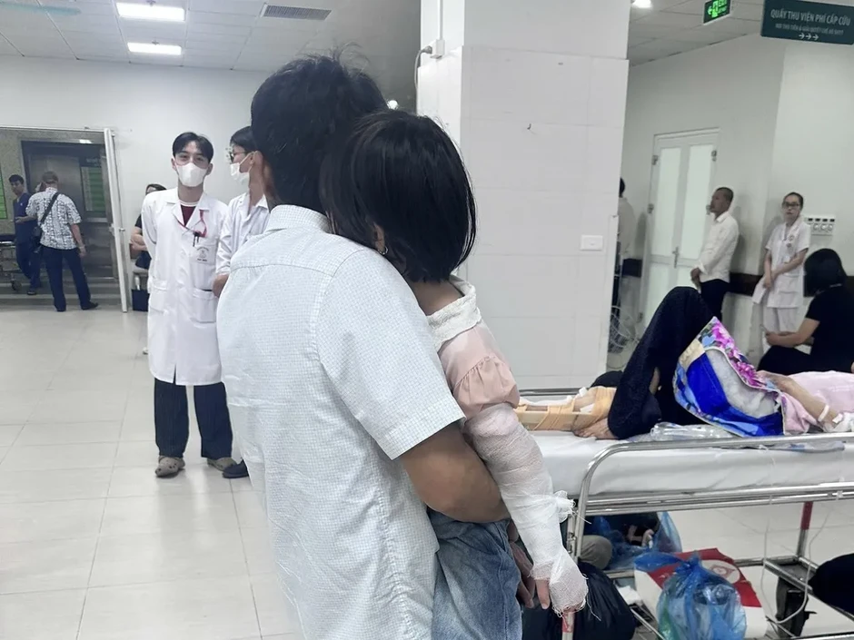CSGT Hà Nội mở đường đưa cháu bé đi cấp cứu trong giờ cao điểm CSGT Hà Nội mở đường đưa cháu bé đi cấp cứu trong giờ cao điểm
