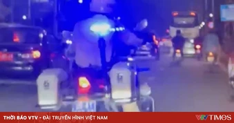 CSGT Hà Nội mở đường đưa cháu bé đi cấp cứu trong giờ cao điểm