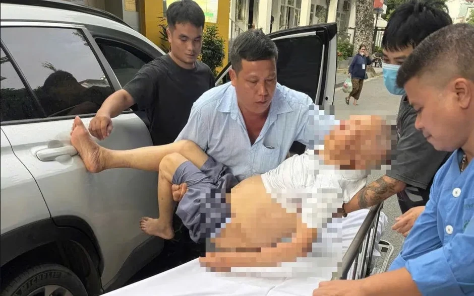 CSGT Hà Nội mở đường đưa cụ ông bị tai biến đến bệnh viện cấp cứu CSGT Hà Nội mở đường đưa cụ ông bị tai biến đến bệnh viện cấp cứu