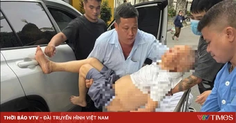 CSGT Hà Nội mở đường đưa cụ ông bị tai biến đến bệnh viện cấp cứu