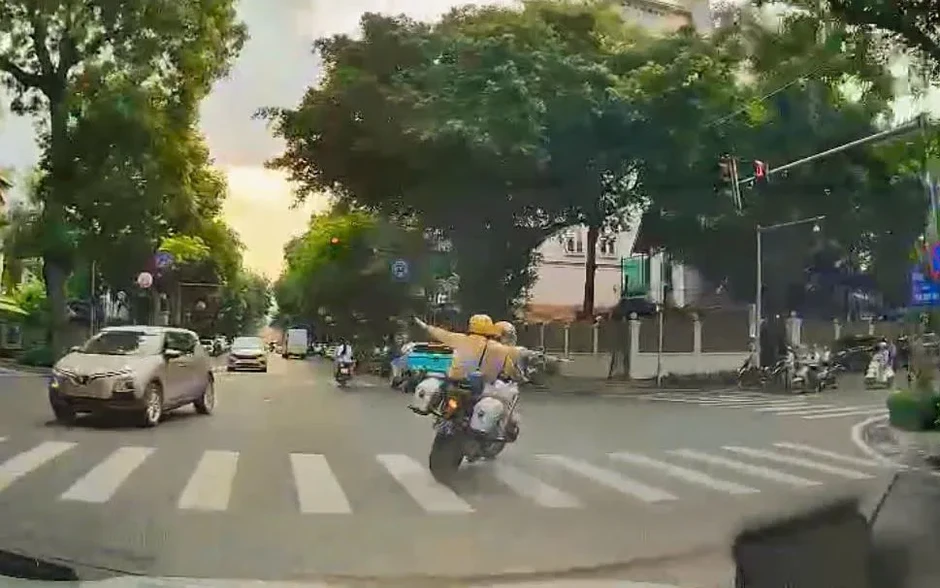 CSGT Hà Nội mở đường hỗ trợ hai trường hợp cấp cứu an toàn CSGT Hà Nội mở đường hỗ trợ hai trường hợp cấp cứu an toàn