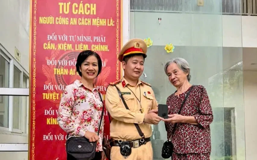 CSGT Hà Nội nhanh chóng trao trả điện thoại đánh rơi cho cụ bà 80 tuổi CSGT Hà Nội nhanh chóng trao trả điện thoại đánh rơi cho cụ bà 80 tuổi