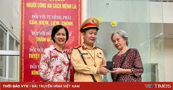 CSGT Hà Nội nhanh chóng trao trả điện thoại đánh rơi cho cụ bà 80 tuổi