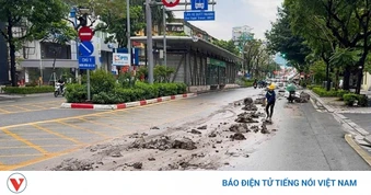 CSGT Hà Nội phạt tài xế xe tải làm rơi vãi bùn đất trên đường Láng