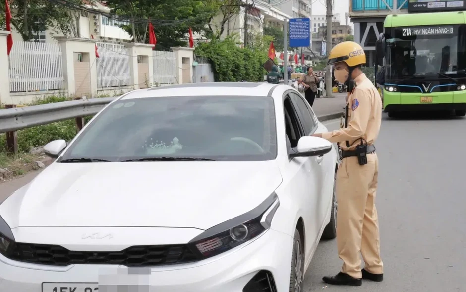 CSGT Hà Nội tăng cường xử lý ô tô dừng đỗ sai quy định trên tuyến Giải Phóng CSGT Hà Nội tăng cường xử lý ô tô dừng đỗ sai quy định trên tuyến Giải Phóng