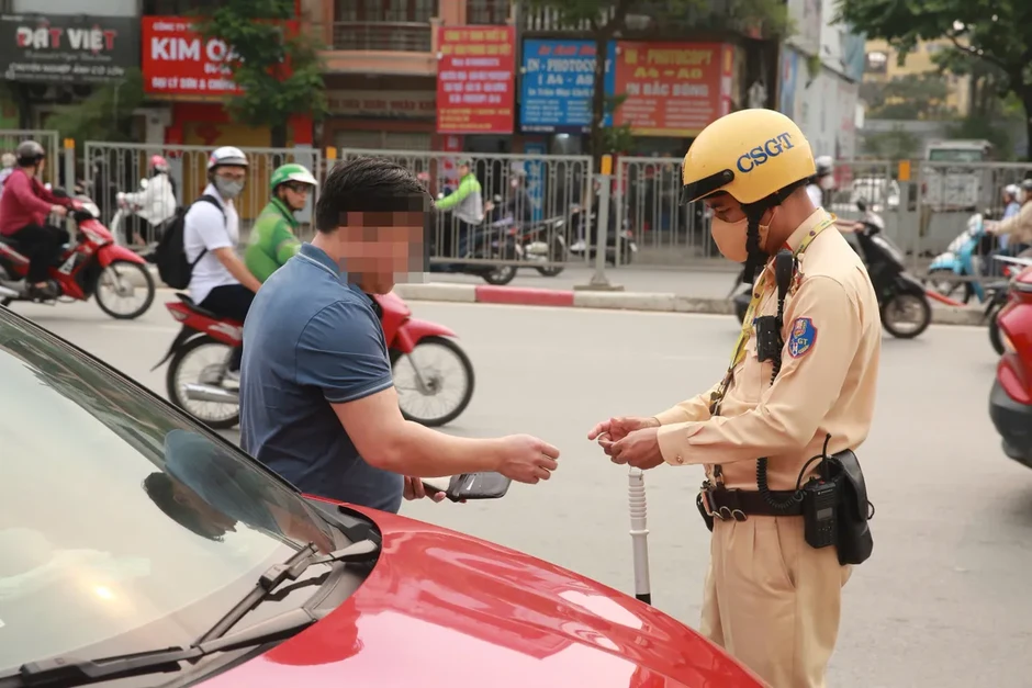 CSGT Hà Nội tăng cường xử lý ô tô dừng đỗ sai quy định trên tuyến Giải Phóng CSGT Hà Nội tăng cường xử lý ô tô dừng đỗ sai quy định trên tuyến Giải Phóng