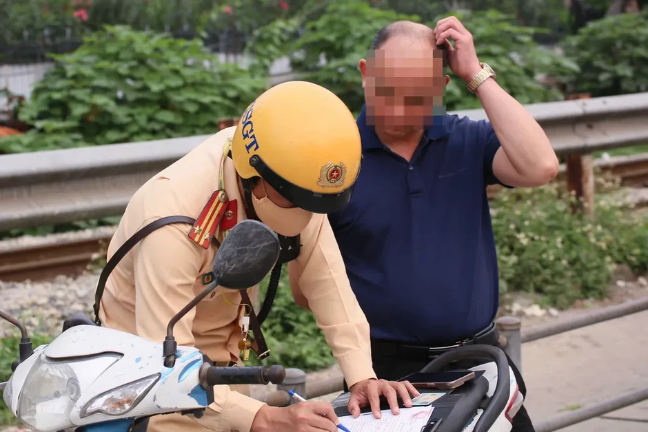CSGT Hà Nội tăng cường xử lý ô tô dừng đỗ sai quy định trên tuyến Giải Phóng CSGT Hà Nội tăng cường xử lý ô tô dừng đỗ sai quy định trên tuyến Giải Phóng