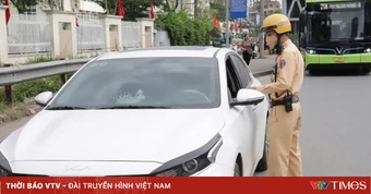 CSGT Hà Nội tăng cường xử lý ô tô dừng đỗ sai quy định trên tuyến Giải Phóng