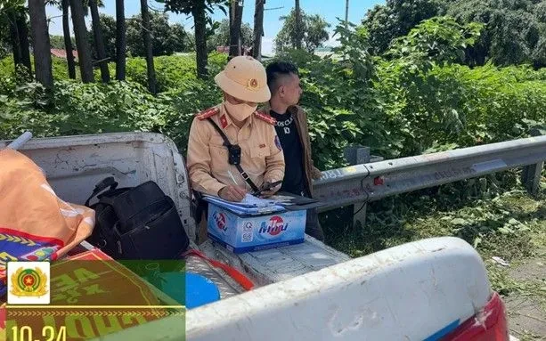 CSGT Hà Nội tăng cường xử lý xe khách dừng đỗ sai quy định CSGT Hà Nội tăng cường xử lý xe khách dừng đỗ sai quy định