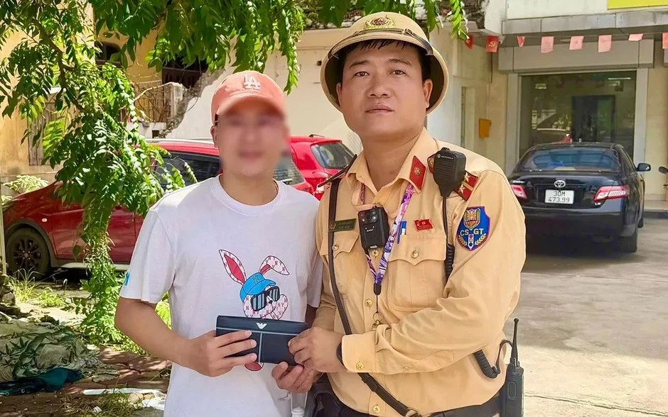 CSGT Hà Nội trao trả ví chứa gần 30 triệu đồng cho người dân CSGT Hà Nội trao trả ví chứa gần 30 triệu đồng cho người dân