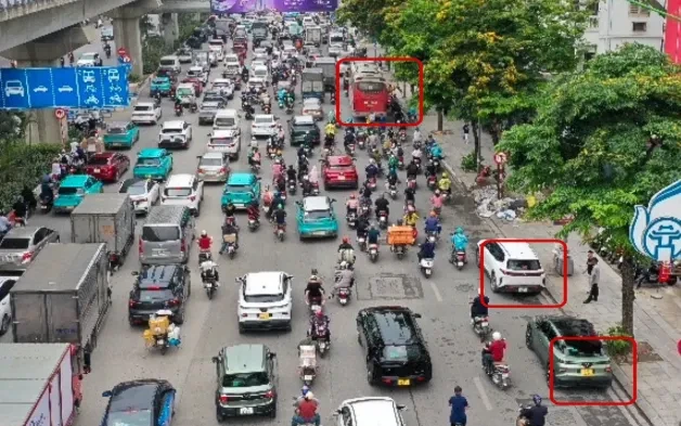 CSGT Hà Nội xử lý hàng loạt ô tô dừng đỗ sai quy định trên đường Nguyễn Trãi CSGT Hà Nội xử lý hàng loạt ô tô dừng đỗ sai quy định trên đường Nguyễn Trãi