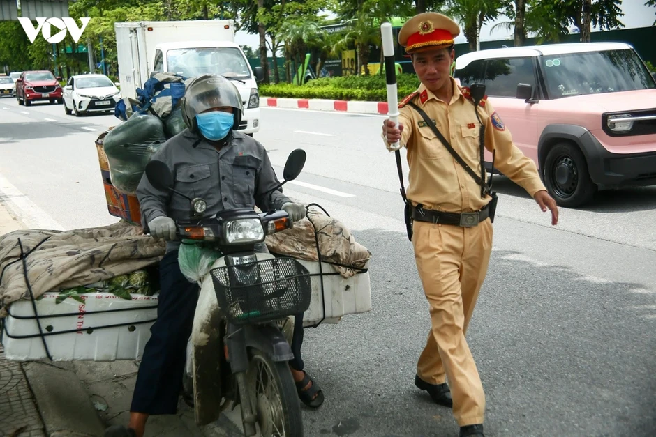 CSGT Hà Nội xử lý hàng loạt xe chở hàng cồng kềnh, xe tự chế trên đường CSGT Hà Nội xử lý hàng loạt xe chở hàng cồng kềnh, xe tự chế trên đường
