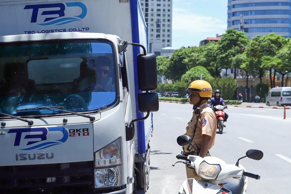 CSGT Hà Nội xử phạt hơn 2.200 trường hợp dừng, đỗ xe trái phép trong hơn 10 ngày CSGT Hà Nội xử phạt hơn 2.200 trường hợp dừng, đỗ xe trái phép trong hơn 10 ngày