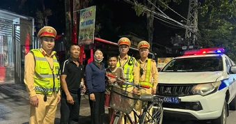 CSGT hỗ trợ bé trai đi xe đạp lạc hơn 150km