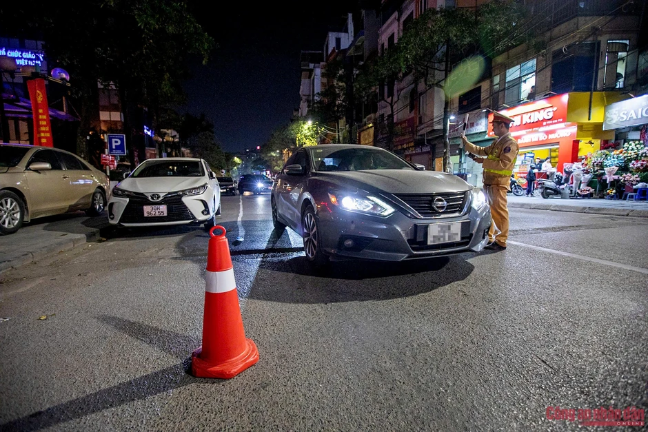 CSGT hóa trang xử lý ma men lái xe rời quán nhậu