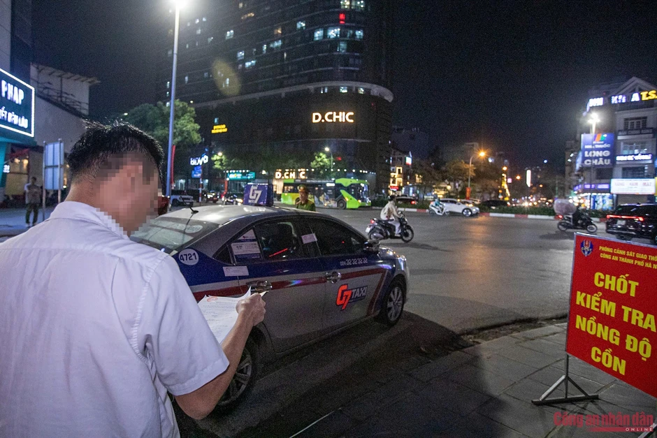 CSGT hóa trang xử lý ma men lái xe rời quán nhậu