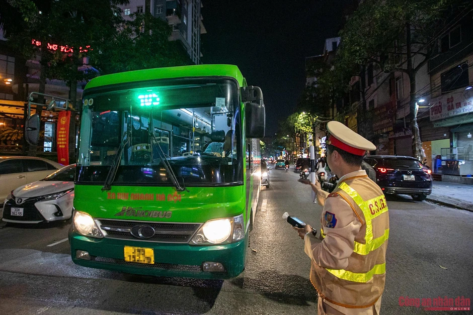 CSGT hóa trang xử lý ma men lái xe rời quán nhậu