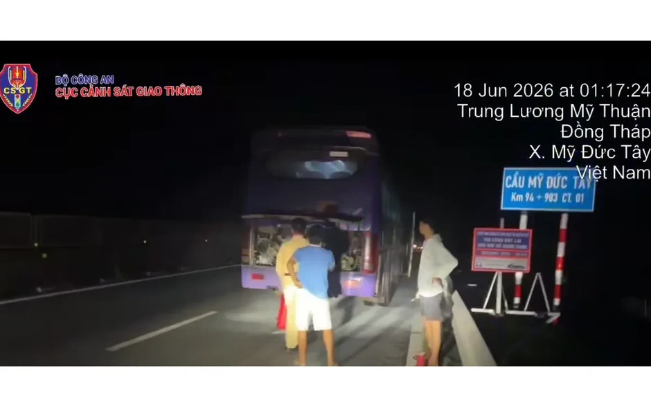 CSGT kịp thời dập tắt đám cháy xe khách trên cao tốc CSGT kịp thời dập tắt đám cháy xe khách trên cao tốc