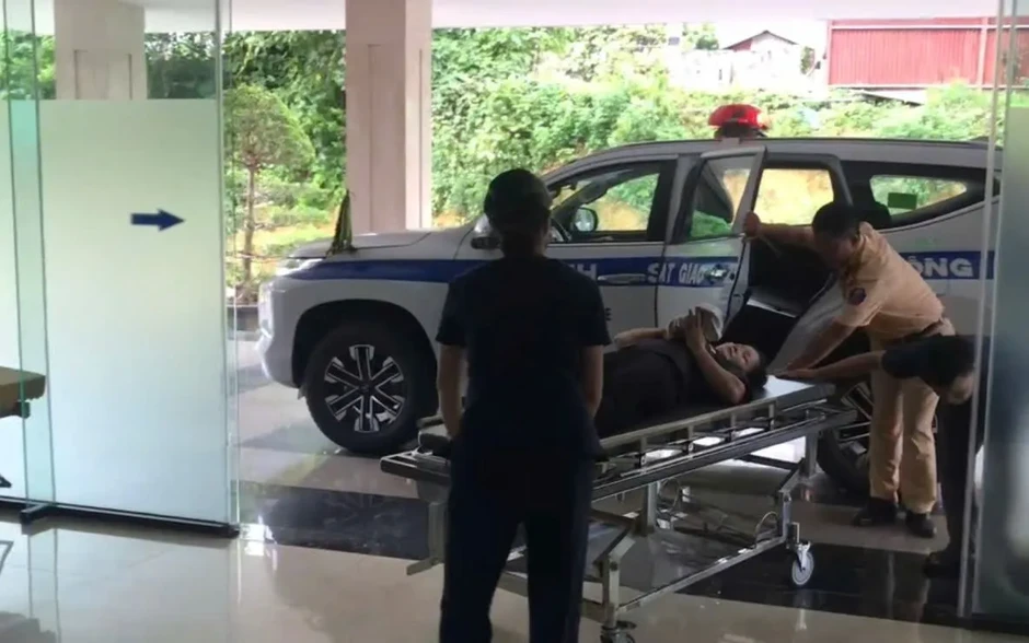 CSGT Lào Cai kịp thời đưa người dân bị thương đi cấp cứu CSGT Lào Cai kịp thời đưa người dân bị thương đi cấp cứu