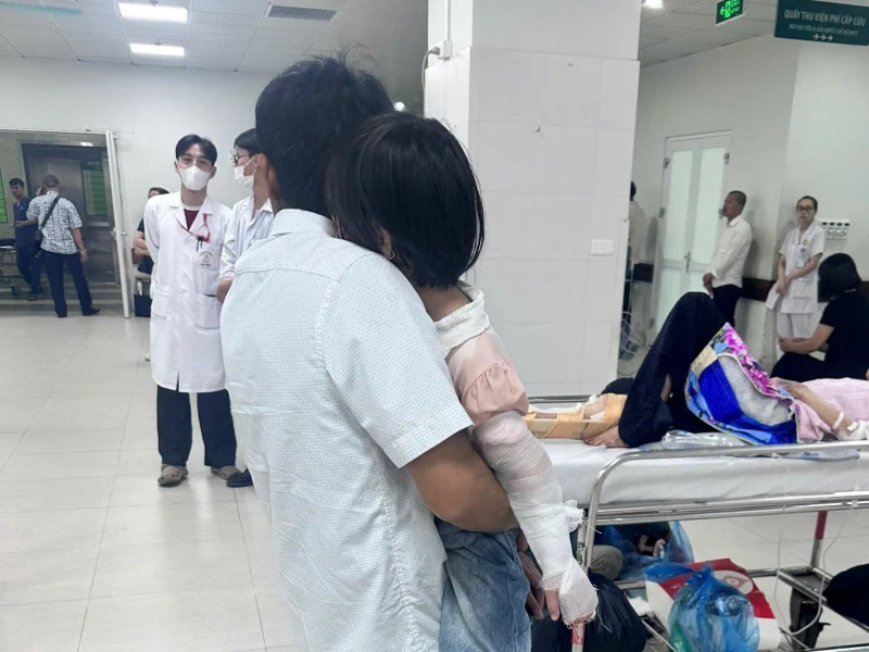 CSGT mở đường, bé gái 6 tuổi được đưa đi cấp cứu kịp thời CSGT mở đường, bé gái 6 tuổi được đưa đi cấp cứu kịp thời