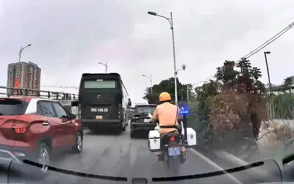 CSGT mở đường đưa nạn nhân tai nạn lao động đi cấp cứu kịp thời CSGT mở đường đưa nạn nhân tai nạn lao động đi cấp cứu kịp thời