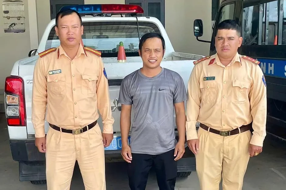CSGT mở đường, đưa người phụ nữ nghi bị tai biến đi cấp cứu kịp thời