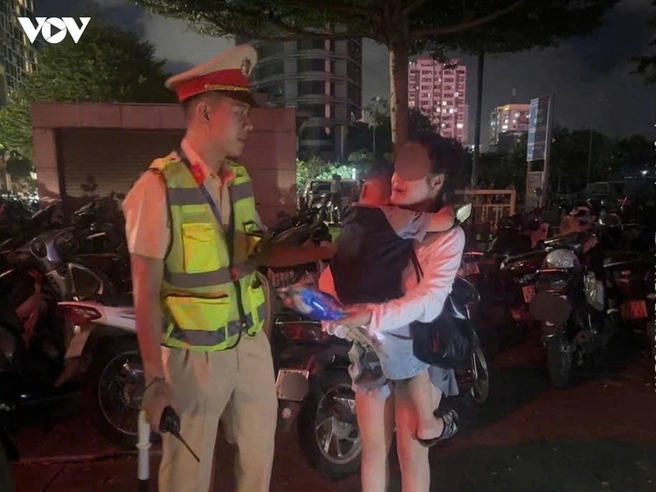 CSGT mở đường đưa sản phụ cấp cứu giữa biển người xem pháo hoa ở Đà Nẵng CSGT mở đường đưa sản phụ cấp cứu giữa biển người xem pháo hoa ở Đà Nẵng