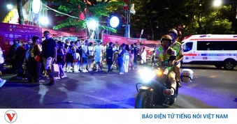 CSGT mở đường đưa sản phụ cấp cứu giữa biển người xem pháo hoa ở Đà Nẵng