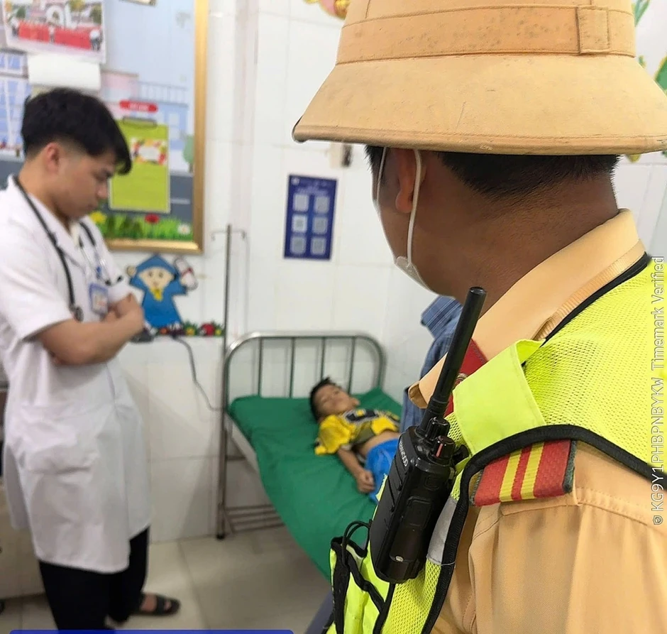 CSGT Nghệ An kịp thời dẫn đường, hỗ trợ đưa cháu bé nguy kịch đi cấp cứu CSGT Nghệ An kịp thời dẫn đường, hỗ trợ đưa cháu bé nguy kịch đi cấp cứu