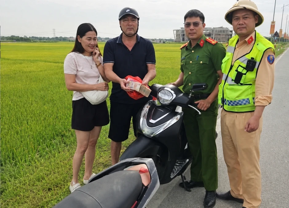 CSGT nhặt được 200 triệu đồng, tìm người đánh rơi để trao trả CSGT nhặt được 200 triệu đồng, tìm người đánh rơi để trao trả