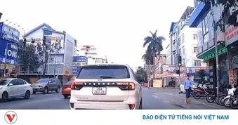 CSGT Thanh Hoá điều tra vụ ô tô 36A-763.29 lấn làn, chèn ép xe khác giữa phố