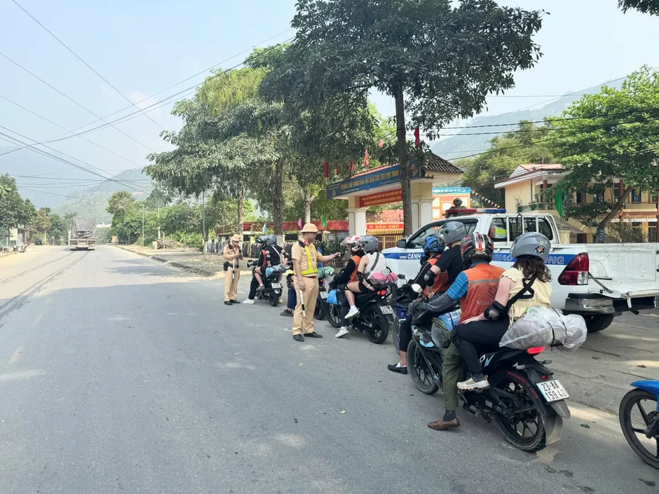 CSGT tỉnh Tuyên Quang kiểm tra nồng độ cồn du khách nước ngoài trên cung đường vùng cao