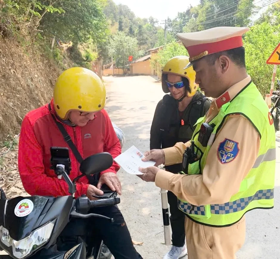 CSGT tỉnh Tuyên Quang kiểm tra nồng độ cồn du khách nước ngoài trên cung đường vùng cao